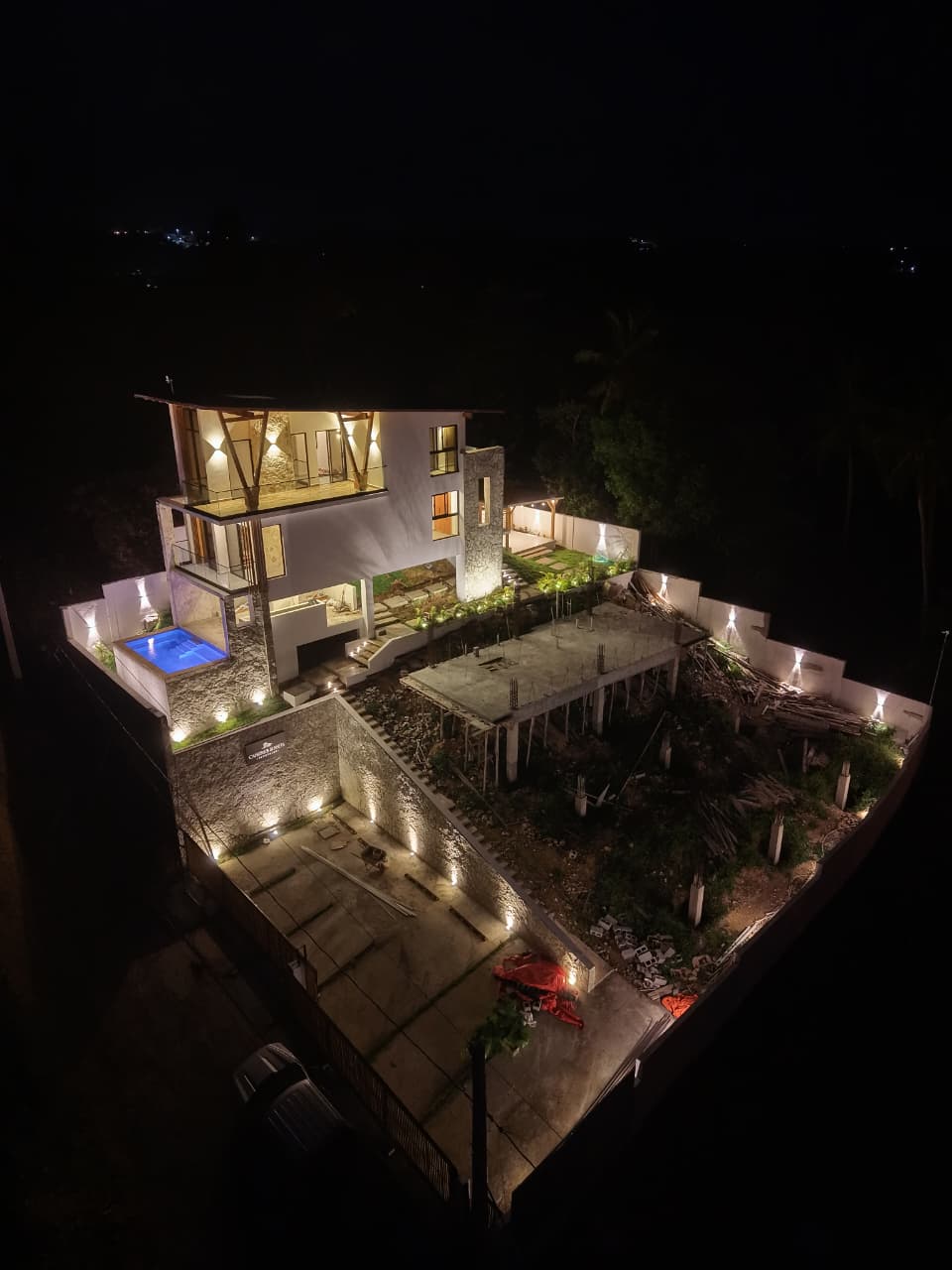 Villa de noche con picuzzi iluminado