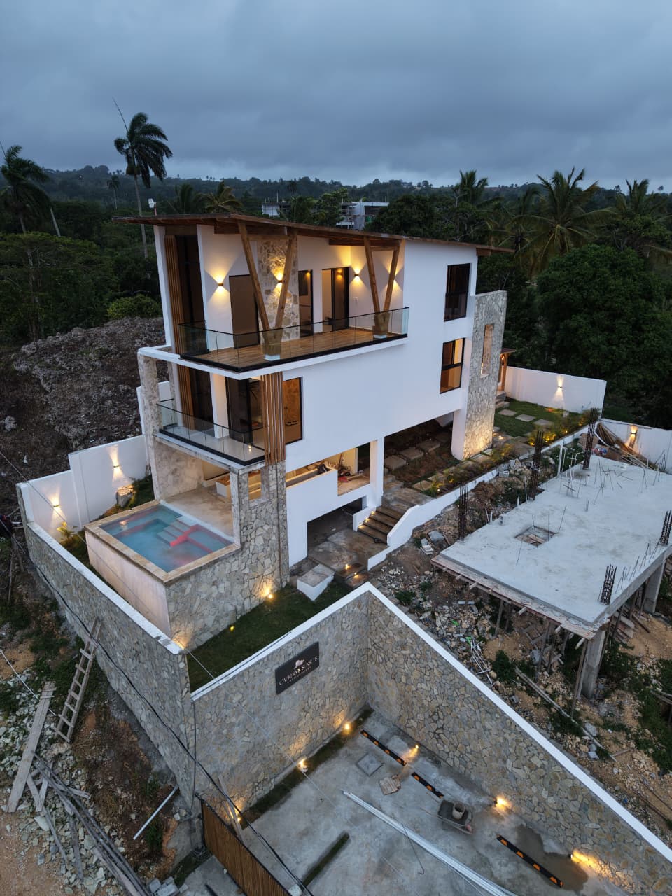 Villa en colina con vista al atardecer