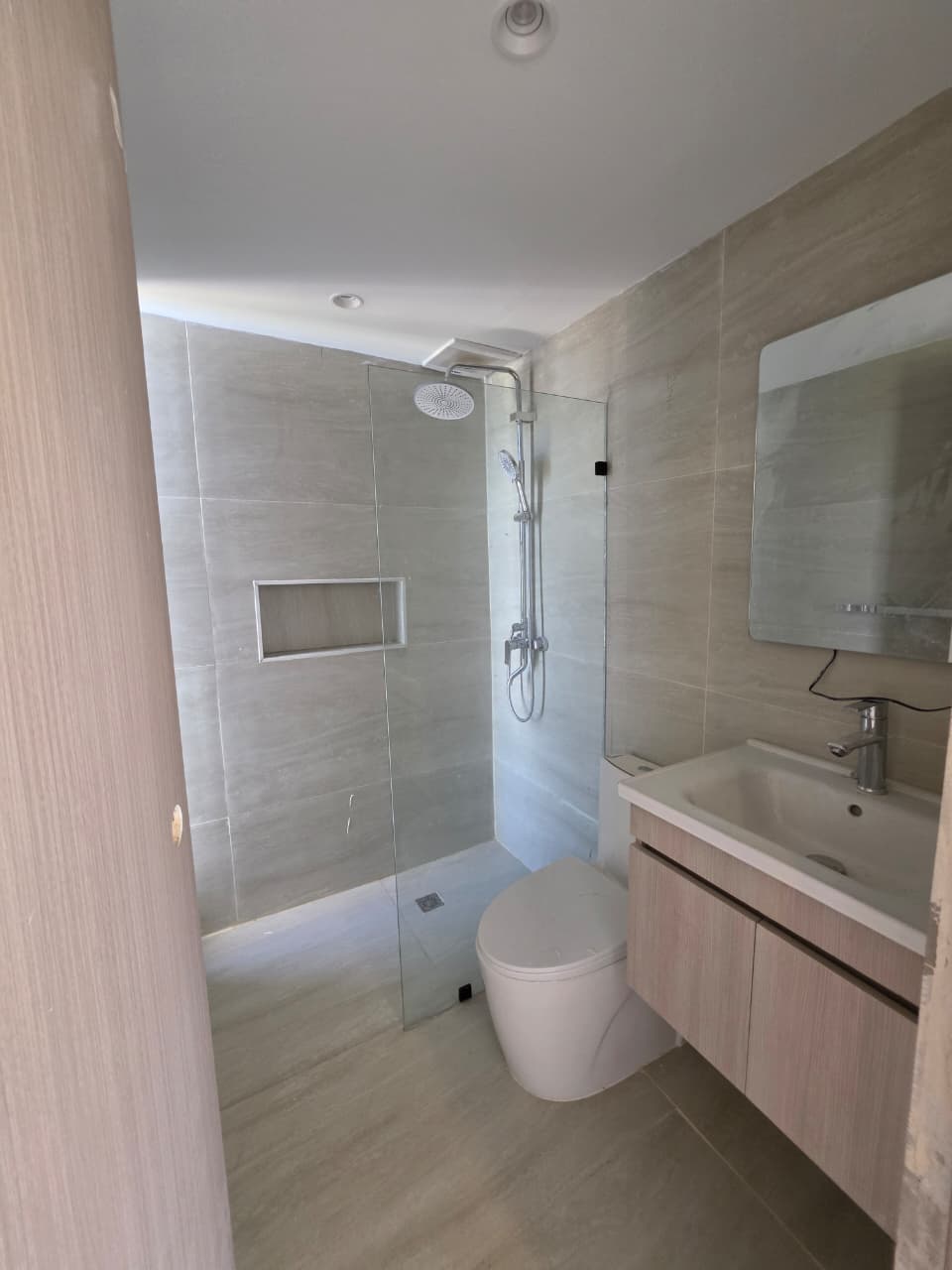 Baño terminado con revestimiento hasta el techo