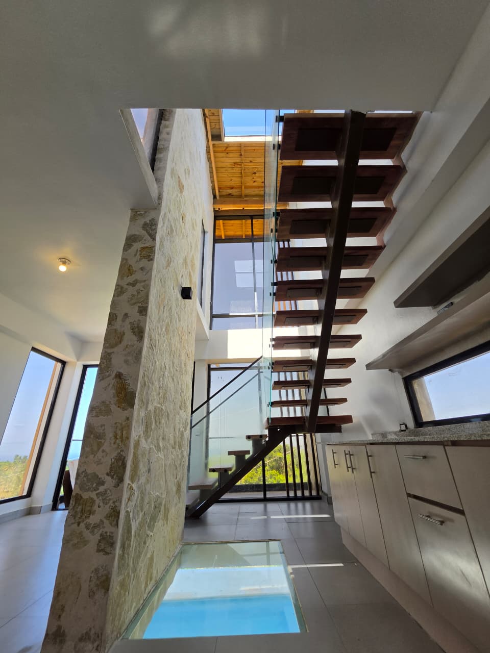 Walk-on glass, escalera de doble altura y skylight