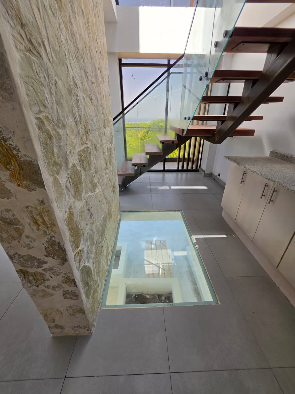 Walk-on glass hacia la piscina