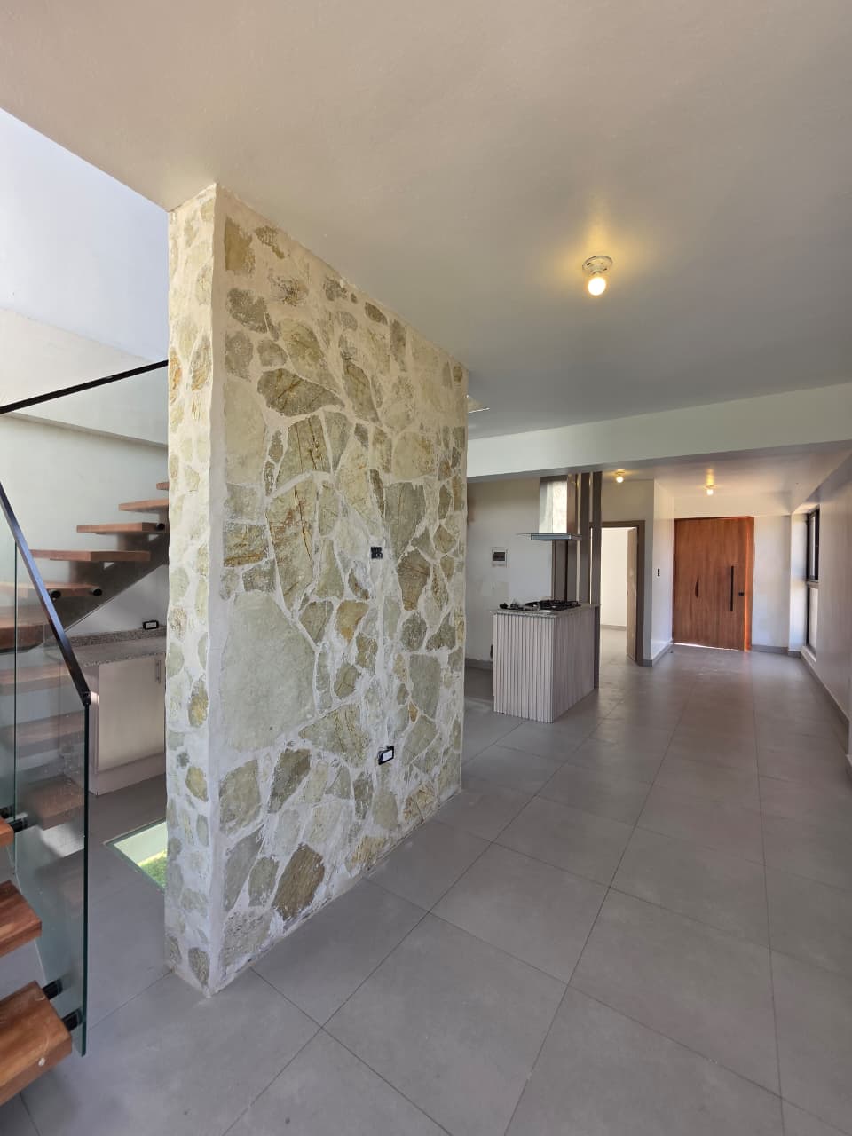 Sala, cocina y escalera