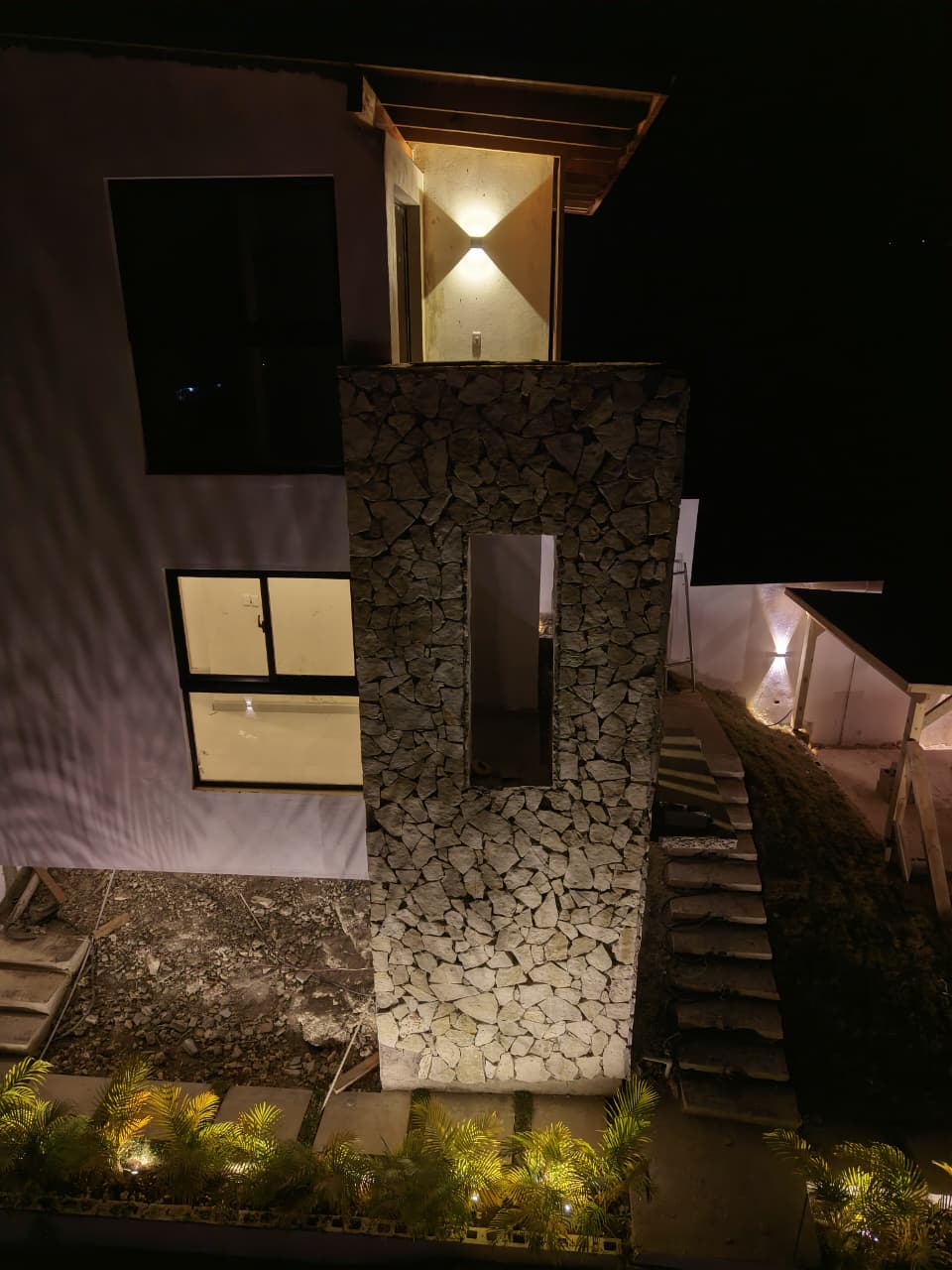 Fachada de la villa de noche